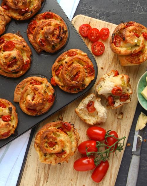 Cheesy tomato bread rolls